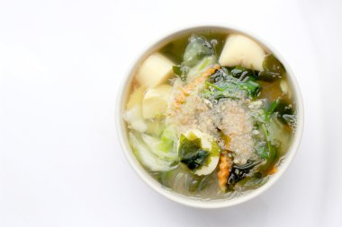 Tay tarzı soya peyniri, karışık sebze, soya peyniri beyaz arka plan üzerinde beyaz kase ile deniz yosunu çorbası. Vejetaryen yiyecekler, sağlıklı gıda, Tayland gıda