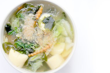 Tay tarzı soya peyniri, karışık sebze, soya peyniri beyaz arka plan üzerinde beyaz kase ile deniz yosunu çorbası. Vejetaryen yiyecekler, sağlıklı gıda, Tayland gıda