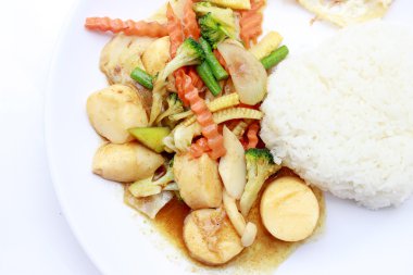 Karıştırın kızarmış Tofu Çin tarzı, derin kızarmış Tofu ile et suyu sosu, tofu beyaz arka plan üzerinde beyaz plaka karışık sebze ile karıştırın kızarmış. Vejetaryen yiyecekler, sağlıklı gıda.