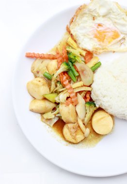 Karıştırın kızarmış Tofu Çin tarzı, derin kızarmış Tofu ile et suyu sosu, tofu beyaz arka plan üzerinde beyaz plaka karışık sebze ile karıştırın kızarmış. Vejetaryen yiyecekler, sağlıklı gıda.