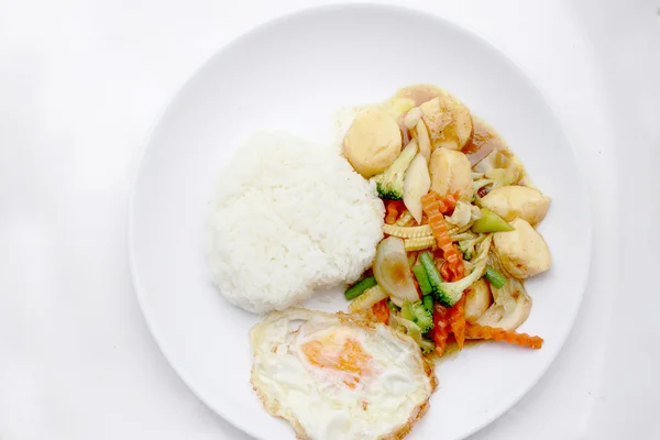 Stir Fried Tofu in Chinese Style,Deep Fried Tofu with Gravy Sauce ,Stir fried tofu with mixed vegetables in white plate on white background. Vegetarian Food, healthy food. — Stock Photo, Image