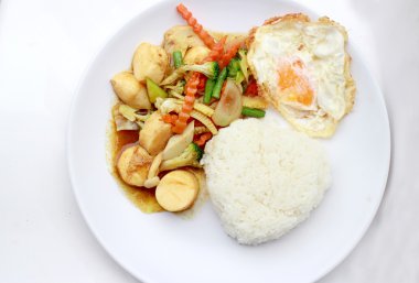 Karıştırın kızarmış Tofu Çin tarzı, derin kızarmış Tofu ile et suyu sosu, tofu beyaz arka plan üzerinde beyaz plaka karışık sebze ile karıştırın kızarmış. Vejetaryen yiyecekler, sağlıklı gıda.