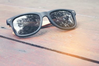sunglass ahşap arka plan üzerinde. yansıma gölge ağacı lens.