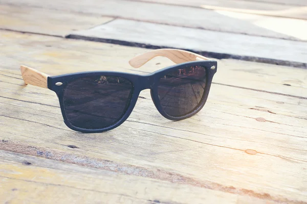 Солнцезащитные очки на деревянном столе — стоковое фото
