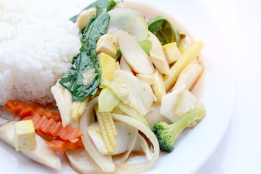 Karıştırın kızarmış Tofu Çin tarzı, derin kızarmış Tofu ile et suyu sosu, tofu beyaz arka plan üzerinde beyaz plaka karışık sebze ile karıştırın kızarmış. Vejetaryen yiyecekler, sağlıklı gıda.