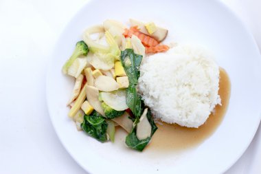 Karıştırın kızarmış Tofu Çin tarzı, derin kızarmış Tofu ile et suyu sosu, tofu beyaz arka plan üzerinde beyaz plaka karışık sebze ile karıştırın kızarmış. Vejetaryen yiyecekler, sağlıklı gıda.