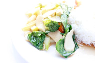 Karıştırın kızarmış Tofu Çin tarzı, derin kızarmış Tofu ile et suyu sosu, tofu beyaz arka plan üzerinde beyaz plaka karışık sebze ile karıştırın kızarmış. Vejetaryen yiyecekler, sağlıklı gıda.