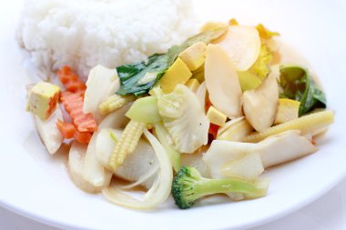 Karıştırın kızarmış Tofu Çin tarzı, derin kızarmış Tofu ile et suyu sosu, tofu beyaz arka plan üzerinde beyaz plaka karışık sebze ile karıştırın kızarmış. Vejetaryen yiyecekler, sağlıklı gıda.