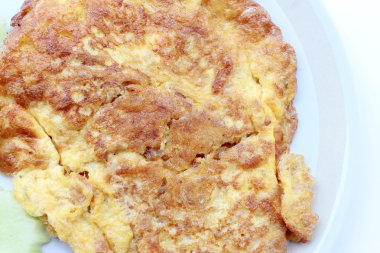 Geleneksel Tay omlet, basit ama lezzetli. Tay insanlar iyi biliyor. Sade omlet çok iyidir, Vejetaryen gıda, sağlıklı gıda, Tayland mutfağı.