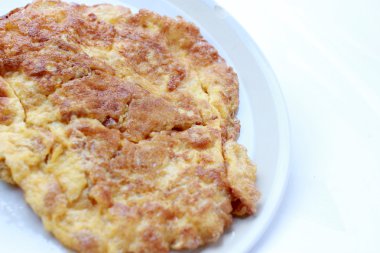 Geleneksel Tay omlet, basit ama lezzetli. Tay insanlar iyi biliyor. Sade omlet çok iyidir, Vejetaryen gıda, sağlıklı gıda, Tayland mutfağı.