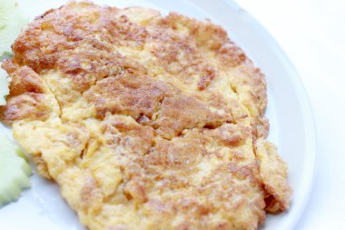 Geleneksel Tay omlet, basit ama lezzetli. Tay insanlar iyi biliyor. Sade omlet çok iyidir, Vejetaryen gıda, sağlıklı gıda, Tayland mutfağı.