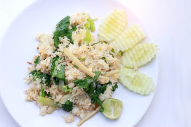 Sebze Fried Rice tarifi, Vejetaryen yiyecekler, sağlıklı gıda.