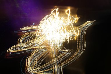 yavaş hızı ile hareket ışık çekim, sokak ışıkları gece zamanında hız arabada. ışık arka plan.