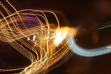 yavaş hızı ile hareket ışık çekim, sokak ışıkları gece zamanında hız arabada. ışık arka plan.