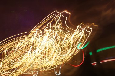 yavaş hızı ile hareket ışık çekim, sokak ışıkları gece zamanında hız arabada. ışık arka plan.