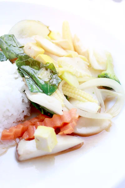 Roer Gebakken Tofu in Chinese stijl, diepe gebakken Tofu met jus saus, Roer Gebakken tofu met gemengde groenten in witte plaat op witte achtergrond. Vegetarische maaltijden, gezonde voeding. — Stockfoto