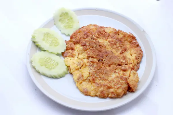 Omelette thaïlandaise traditionnelle, simple mais délicieuse. Les Thaïlandais le savent bien. L'omelette nature est si bonne, Alimentation végétarienne, Alimentation saine, Cuisine thaïlandaise . — Photo