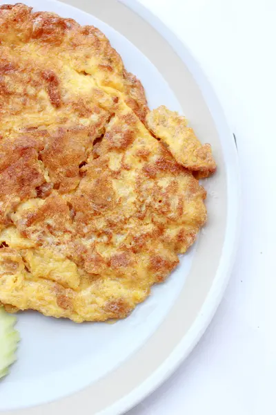 Omelet tradisional Thailand, sederhana tapi lezat. Orang Thailand tahu itu dengan baik. Omelet polos sangat enak, Vegetarian Food, makanan sehat, masakan Thailand . — Stok Foto