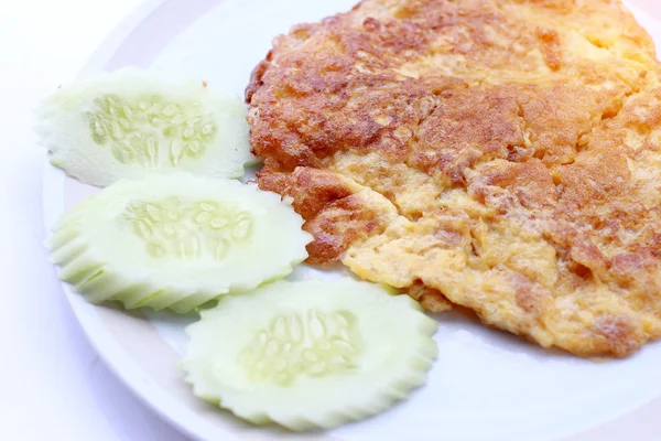 Omelet tradisional Thailand, sederhana tapi lezat. Orang Thailand tahu itu dengan baik. Omelet polos sangat enak, Vegetarian Food, makanan sehat, masakan Thailand . — Stok Foto