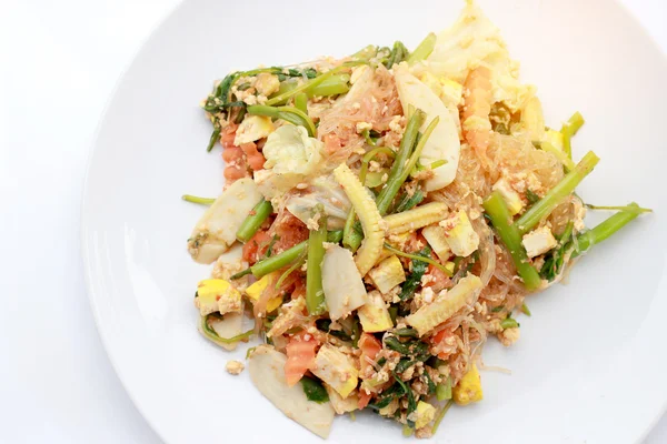 Suki utan buljonger, rör stekta blandade grönsaker och tofu i sukiyaki sås på tallrik. Vegetarisk mat, hälsosam mat. Thailändsk mat. — Stockfoto