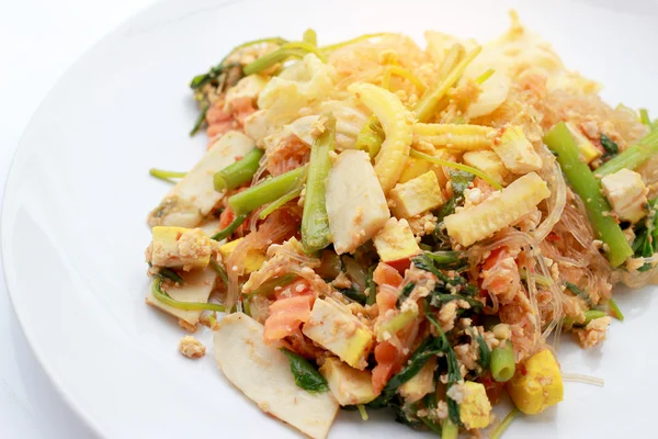 Suki utan buljonger, rör stekta blandade grönsaker och tofu i sukiyaki sås på tallrik. Vegetarisk mat, hälsosam mat. Thailändsk mat. — Stockfoto