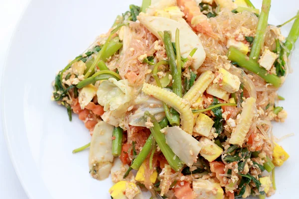 Suki utan buljonger, rör stekta blandade grönsaker och tofu i sukiyaki sås på tallrik. Vegetarisk mat, hälsosam mat. Thailändsk mat. — Stockfoto