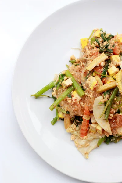 Suki utan buljonger, rör stekta blandade grönsaker och tofu i sukiyaki sås på tallrik. Vegetarisk mat, hälsosam mat. Thailändsk mat. — Stockfoto