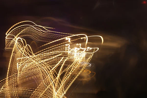 慢速快门的光动, 夜间超速汽车的路灯。抽象光背景. — 图库照片