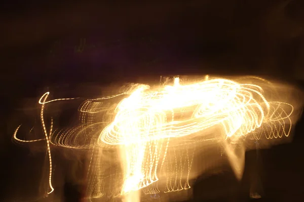 慢速快门的光动, 夜间超速汽车的路灯。抽象光背景. — 图库照片