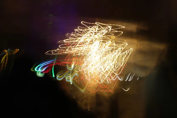 Lysbevegelse med saktegående skodde, gatelys i en bil i kveldstid. abstrakt lys bakgrunn . – stockfoto