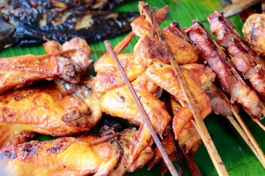 Muz Yaprak, ızgara tavuk, Tay tarzı yiyecek kızarmış tavuk. -Tay geleneksel menü