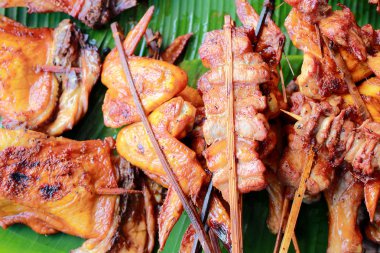 Muz Yaprak, ızgara tavuk, Tay tarzı yiyecek kızarmış tavuk. -Tay geleneksel menü