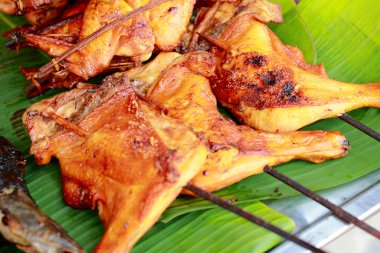 Muz Yaprak, ızgara tavuk, Tay tarzı yiyecek kızarmış tavuk. -Tay geleneksel menü