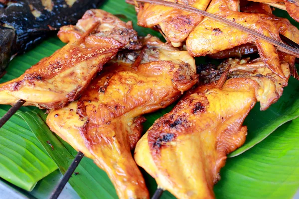Ayam panggang di daun pisang, ayam panggang, masakan Thailand. Thailand menu tradisional — Stok Foto