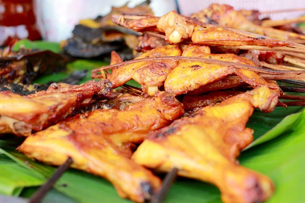 Pollo asado en hoja de plátano, pollo a la parrilla, comida tailandesa. -Menú tradicional tailandés — Foto de Stock