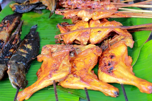 Pollo asado en hoja de plátano, pollo a la parrilla, comida tailandesa. -Menú tradicional tailandés — Foto de Stock