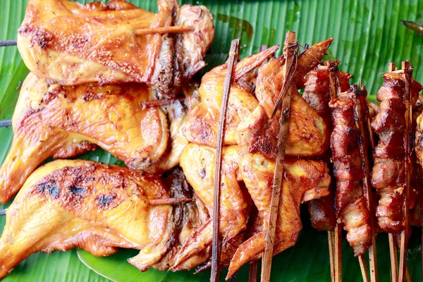 Pollo asado en hoja de plátano, pollo a la parrilla, comida tailandesa. -Menú tradicional tailandés —  Fotos de Stock