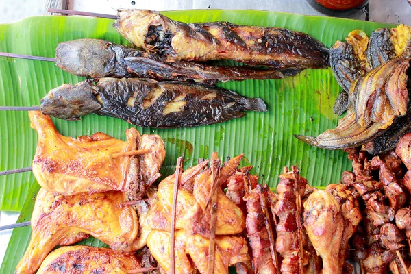 Gebraden kip op bananenblad, gegrilde kip, Thaise stijl voedsel. -Thaise traditionele menu — Stockfoto