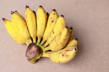 Olgun muz, taze organik muz ahşap zemin üzerine sarı