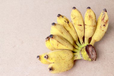 Olgun muz, taze organik muz ahşap zemin üzerine sarı