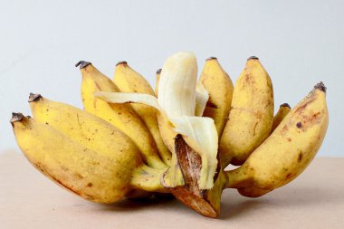 Olgun muz, taze organik muz ahşap zemin üzerine sarı