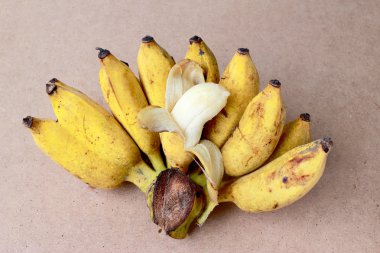 Olgun muz, taze organik muz ahşap zemin üzerine sarı