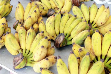 Olgun muz, taze organik muz ahşap zemin üzerine sarı