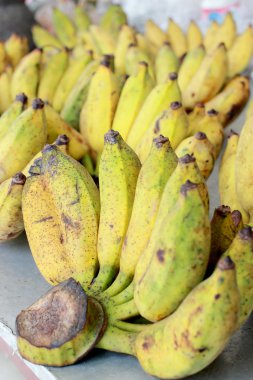 Olgun muz, taze organik muz ahşap zemin üzerine sarı