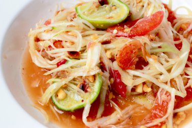 Yeşil Papaya salatası (Som tum Tay) tablo. Tay mutfağının baharatlı lezzetli.