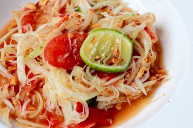 Yeşil Papaya salatası (Som tum Tay) tablo. Tay mutfağının baharatlı lezzetli.