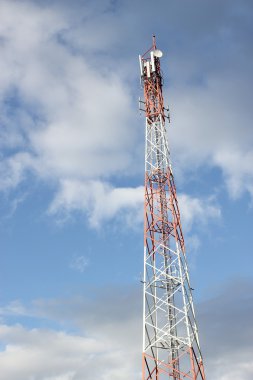 Mavi gökyüzü olan telekomünikasyon kulesi