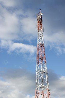 Mavi gökyüzü olan telekomünikasyon kulesi