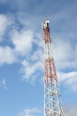 Mavi gökyüzü olan telekomünikasyon kulesi