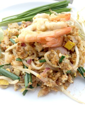 Yastık tavada kızartılmış Tay, Pirinç Noodle ile beyaz arka plan üzerinde beyaz tabak karides. Tayland'ın ulusal ana yemek biri. Tayland popüler gıda. Tayland kızarmış noodle